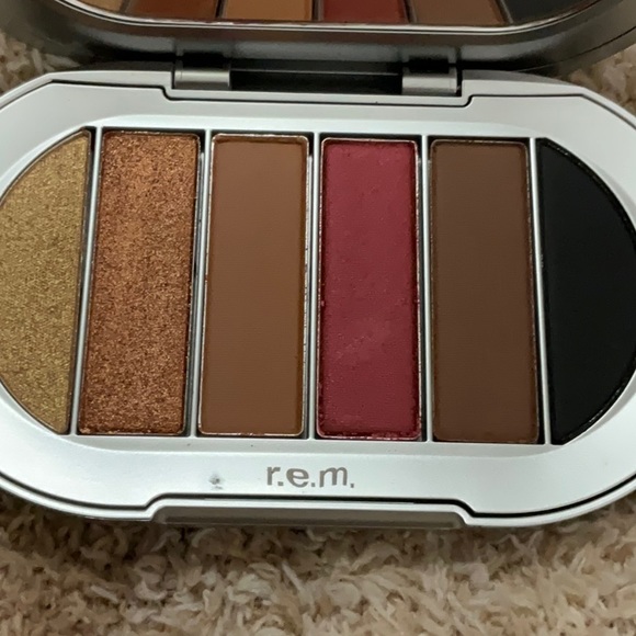 R.E.M. beauty eyeshadow palette in Principessa. - Picture 6 of 6